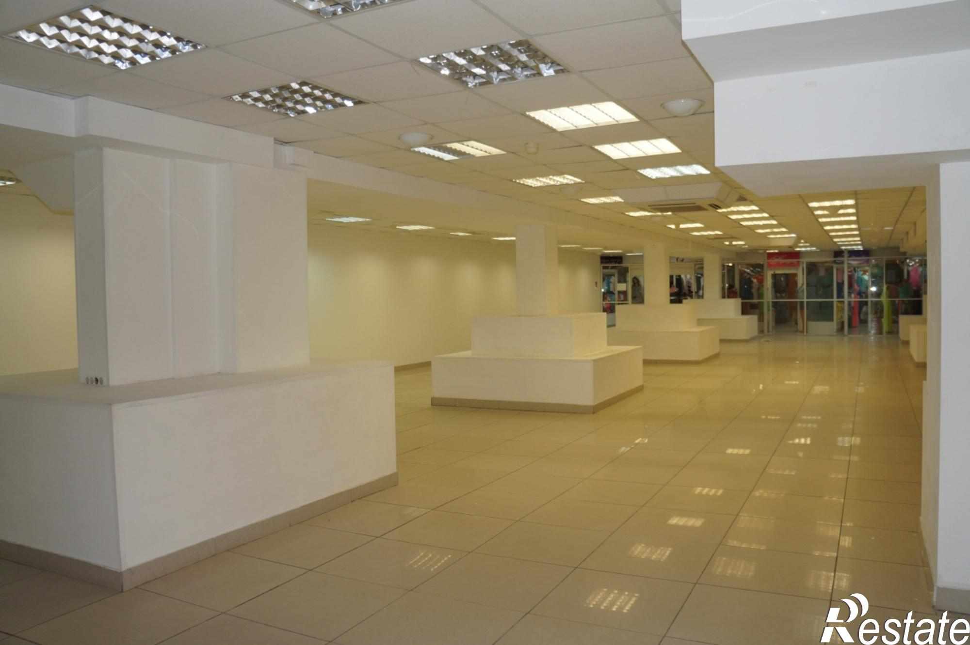 Сдать торговое помещение за 250 000 рублей на ул. Космонавтов, д. -