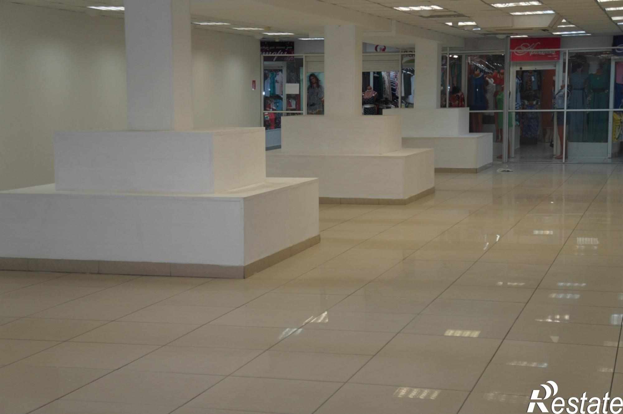 Сдать торговое помещение за 250 000 рублей на ул. Космонавтов, д. -