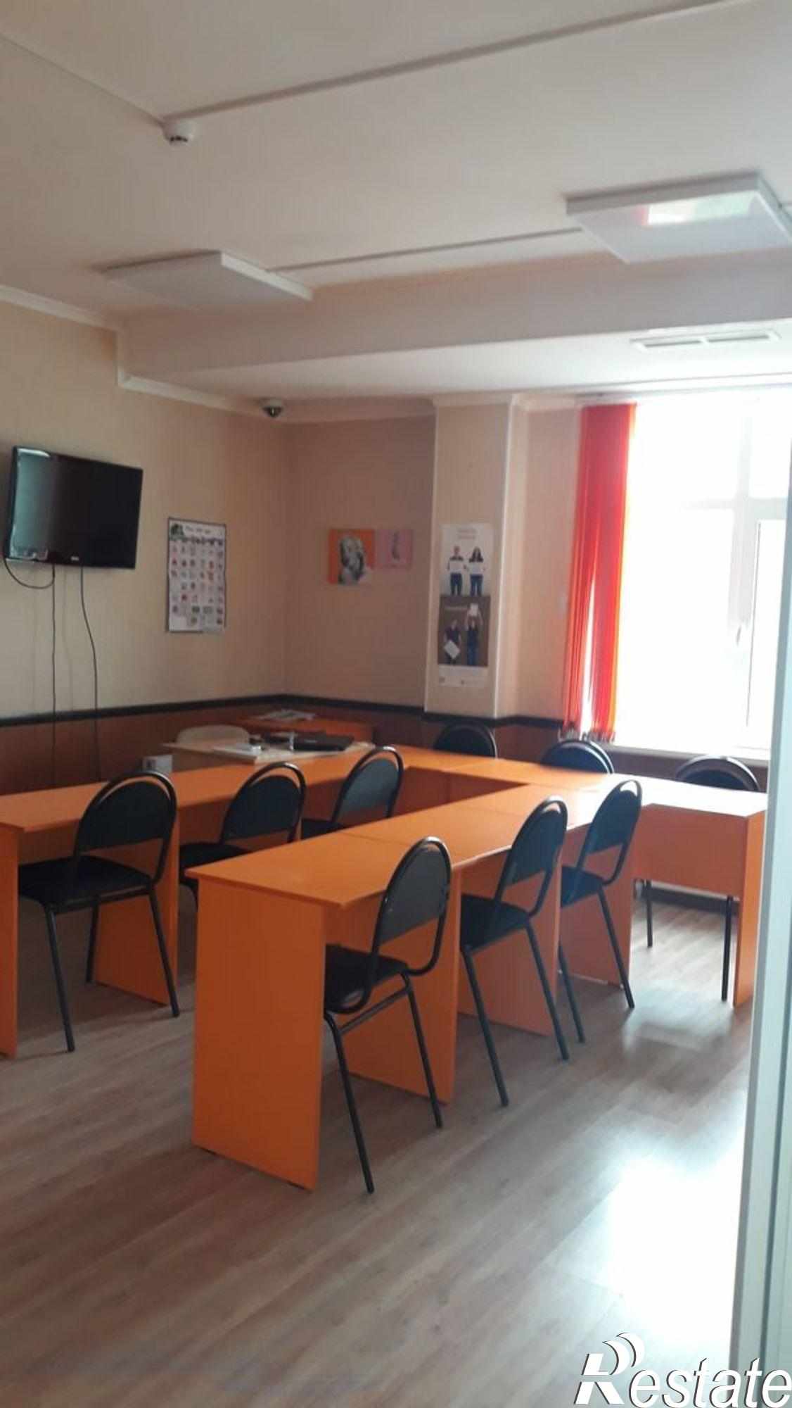 Сдать офис, помещение под офис за 36 945 рублей на г. Астрахань, Кировский район, ул. Красная Набережная, 27