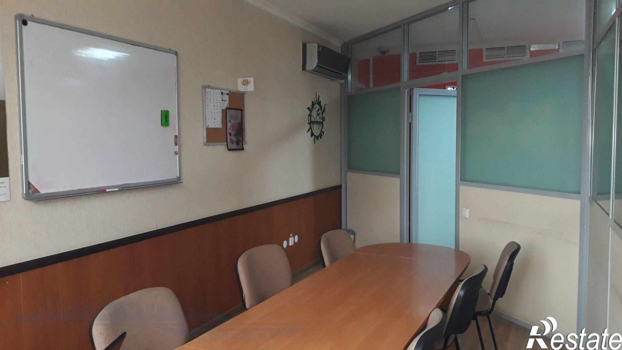 Сдать офис, помещение под офис за 36 945 рублей на г. Астрахань, Кировский район, ул. Красная Набережная, 27