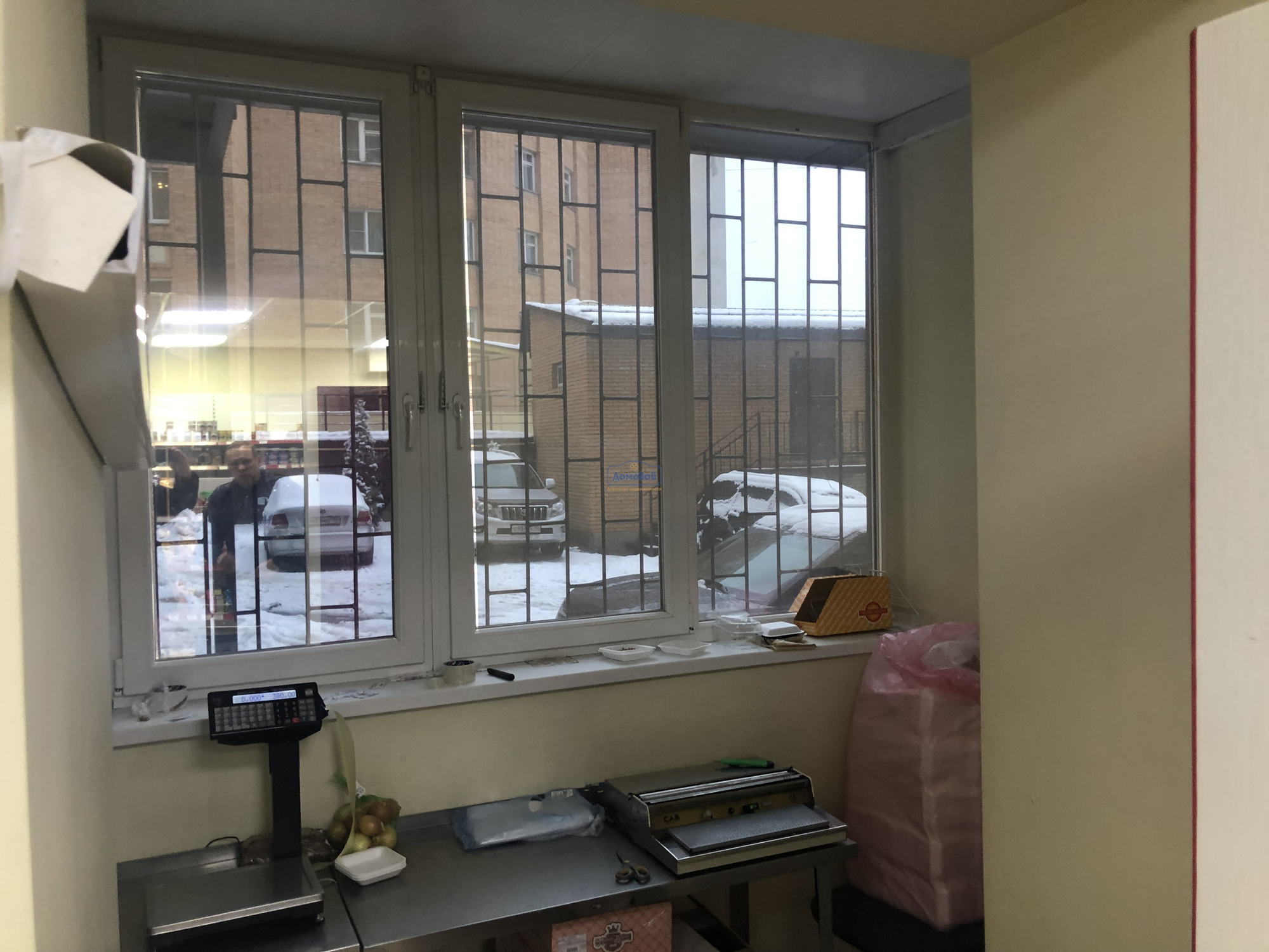 Сдать торговое помещение за 100 000 рублей на Космонавта Комарова ул.