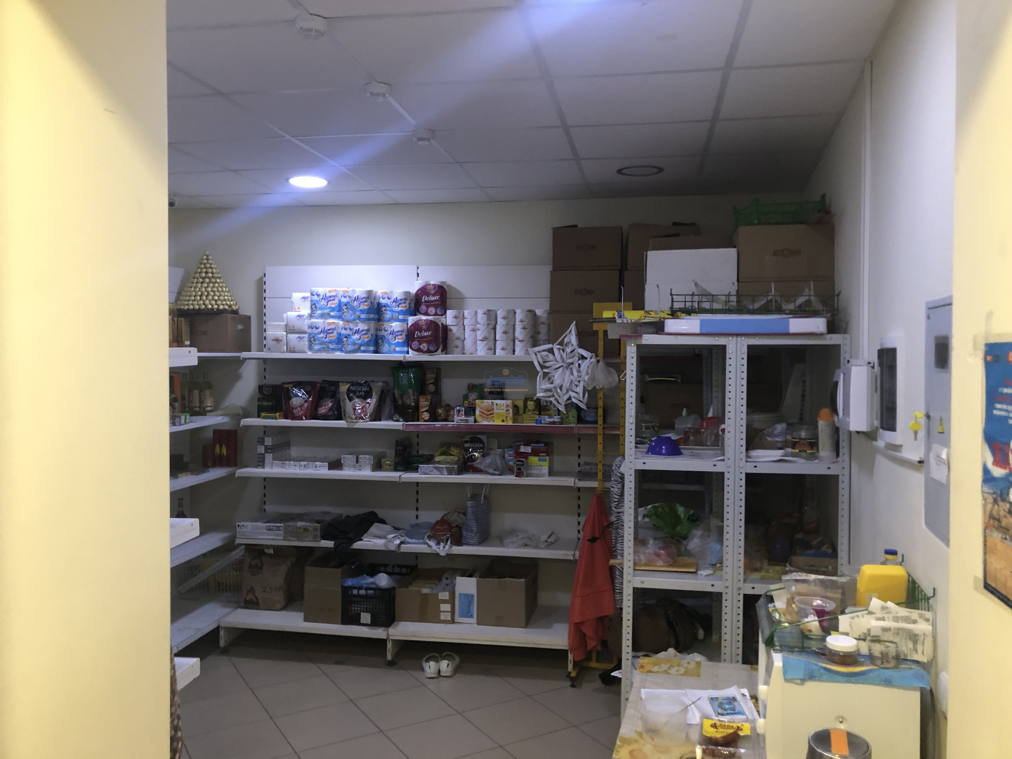 Сдать торговое помещение за 100 000 рублей на Космонавта Комарова ул.