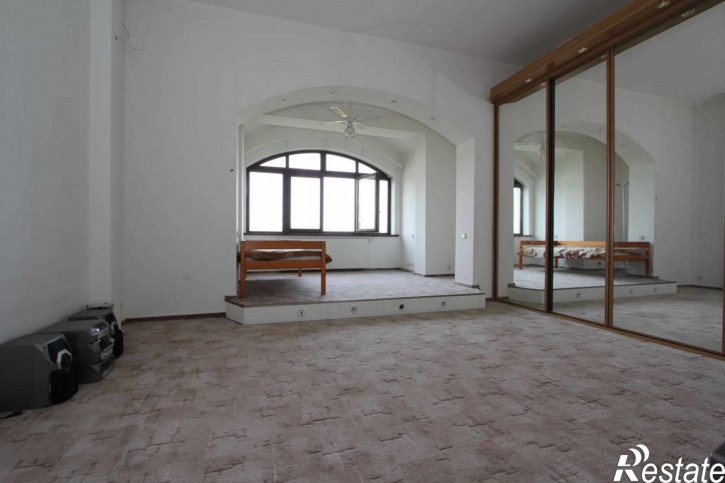 4-комн квартира Сержанта Колоскова ул, 2 А