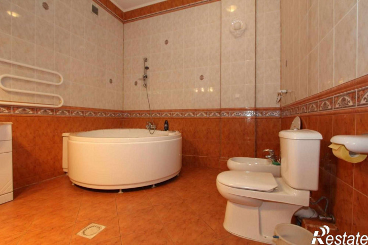 4-комн квартира Сержанта Колоскова ул, 2 А