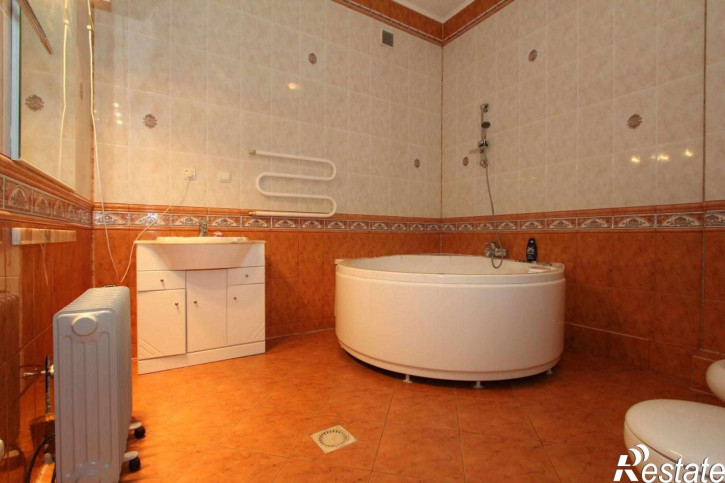 4-комн квартира Сержанта Колоскова ул, 2 А
