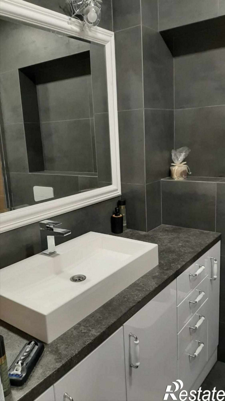 4-комн квартира Космонавта Леонова ул, 55