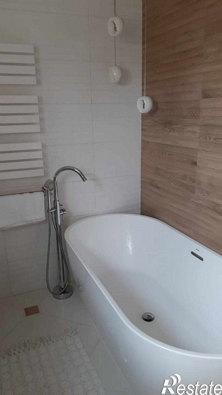 4-комн квартира Космонавта Леонова ул, 55
