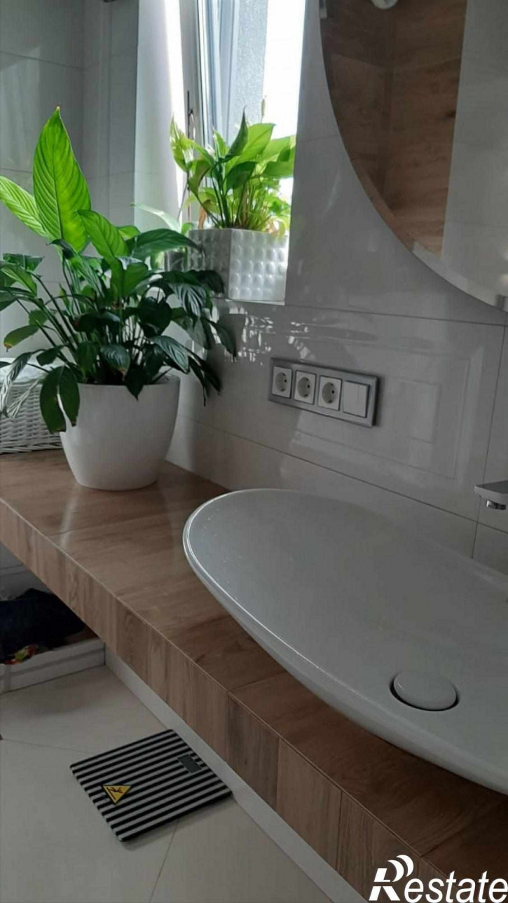 4-комн квартира Космонавта Леонова ул, 55