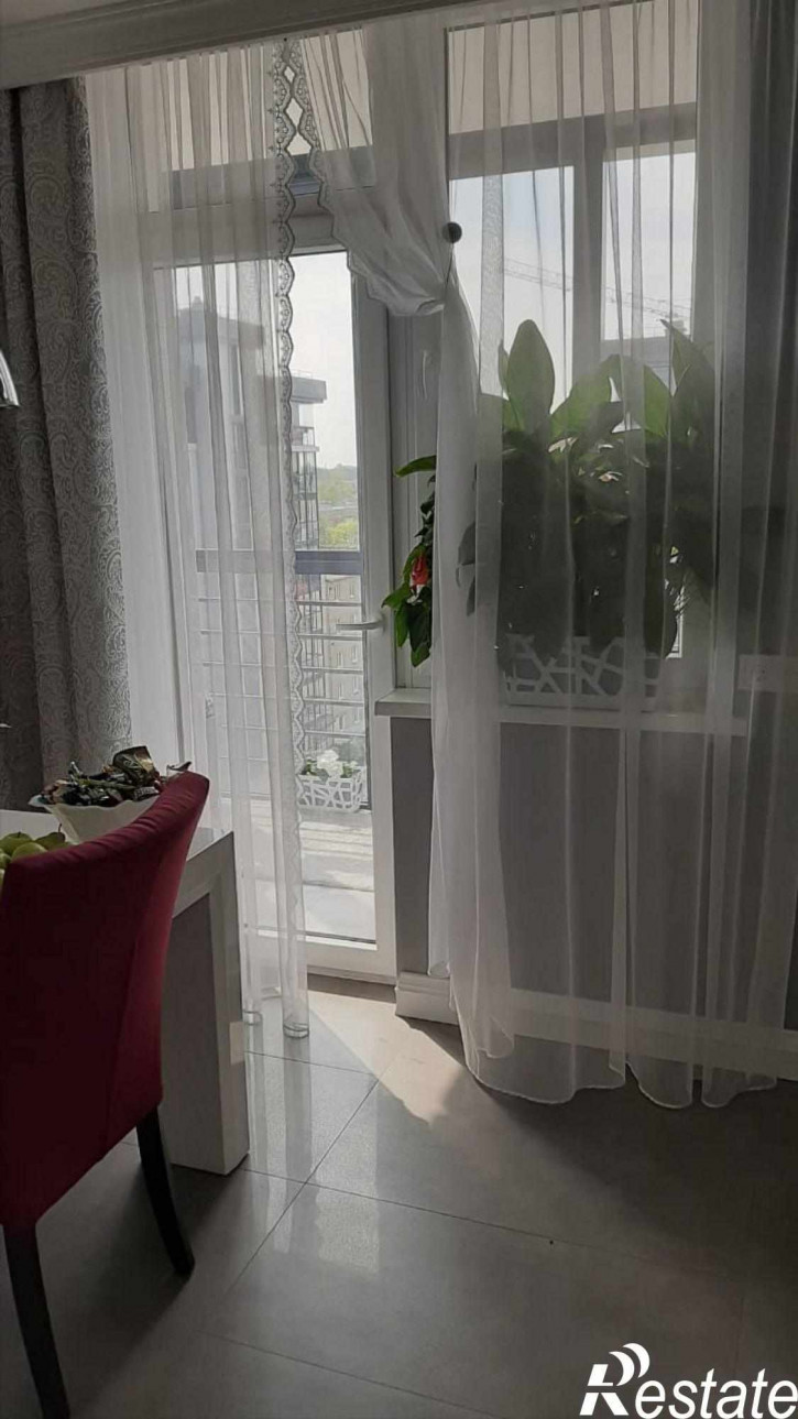 4-комн квартира Космонавта Леонова ул, 55