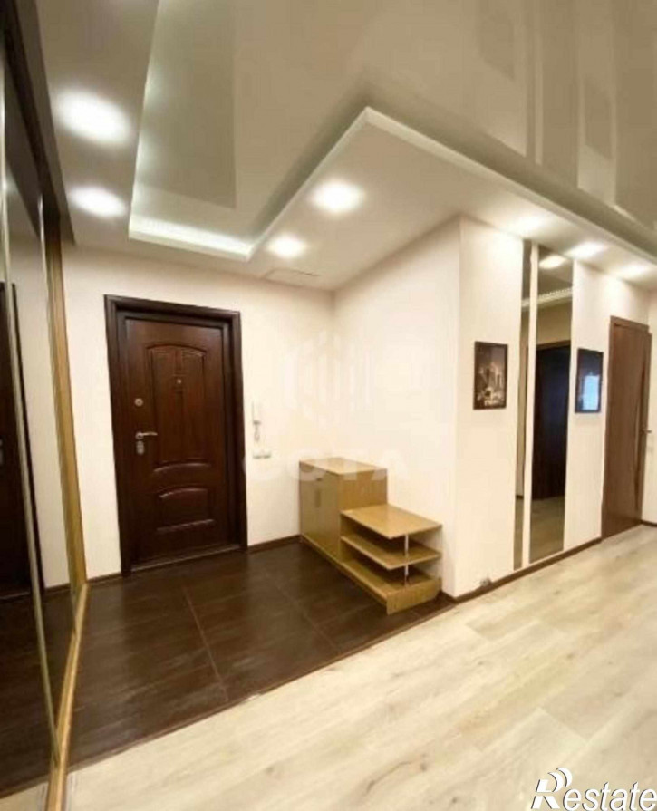 4-комн квартира Победы б-р, 9