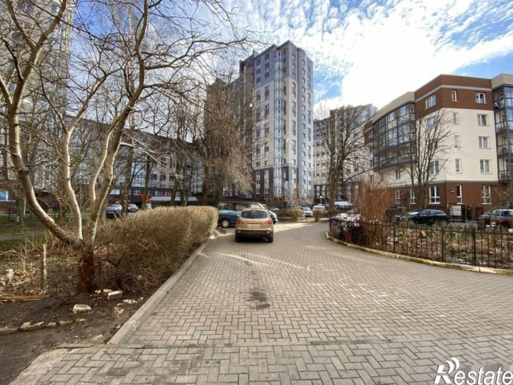 4-комн квартира Космонавта Леонова ул, 64