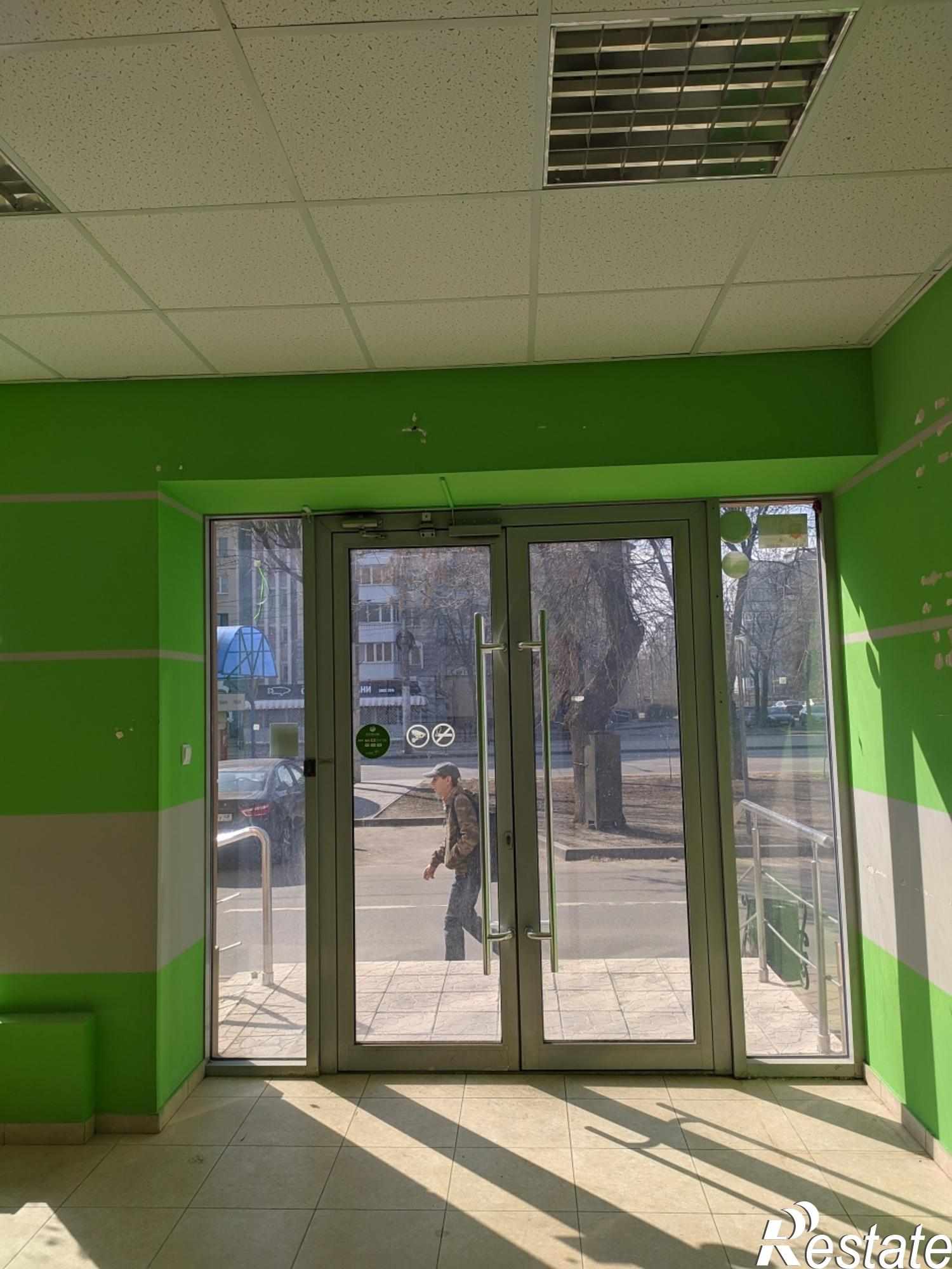 Сдать торговое помещение за 90 000 рублей на ул. Космонавтов, д. 18/1