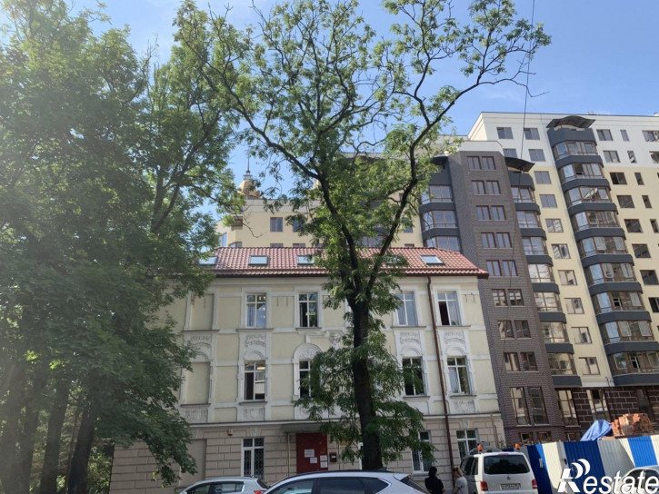 3-комн квартира Космонавта Леонова ул, 49а