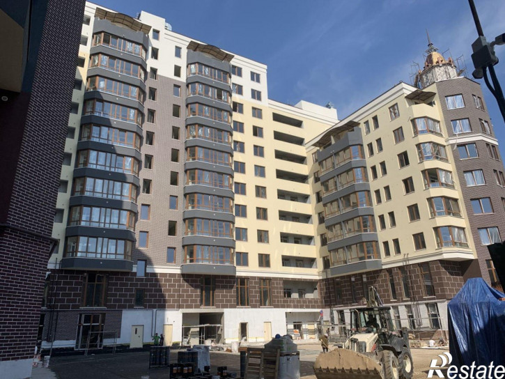 3-комн квартира Космонавта Леонова ул, 49а