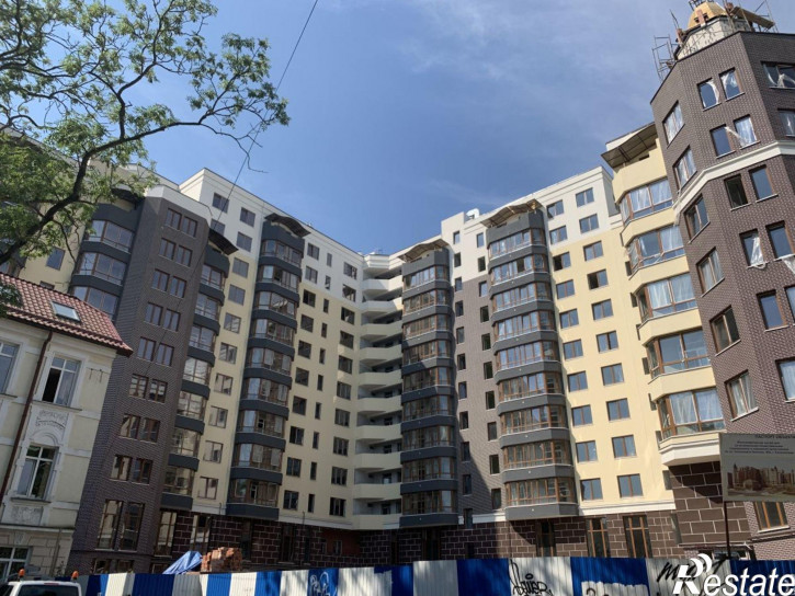 3-комн квартира Космонавта Леонова ул, 49а