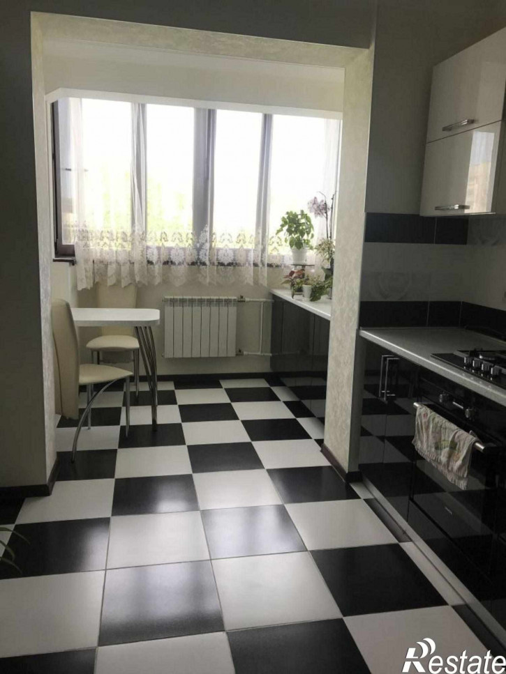 3-комн квартира Бутырина ул