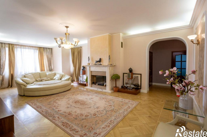 5-комн квартира Сержанта Колоскова ул, 2а