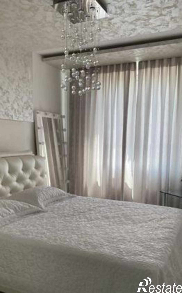 3-комн квартира улица Жданова, 11