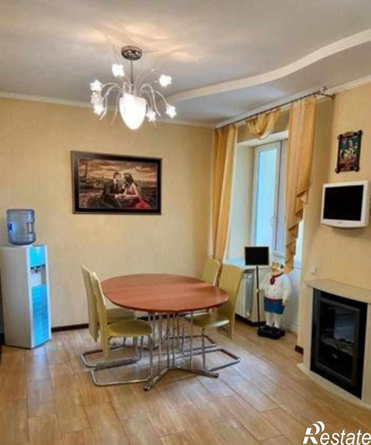 4-комн квартира улица 25-я Линия, 1/1
