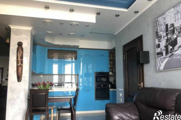 4-комн квартира улица Закруткина, 2/2