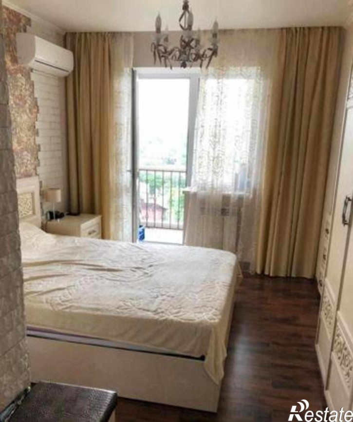 4-комн квартира улица Красных Зорь, 15
