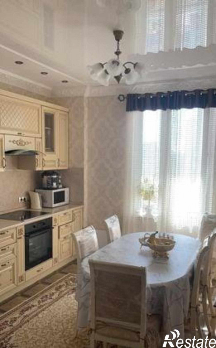4-комн квартира улица Жданова, 1/5