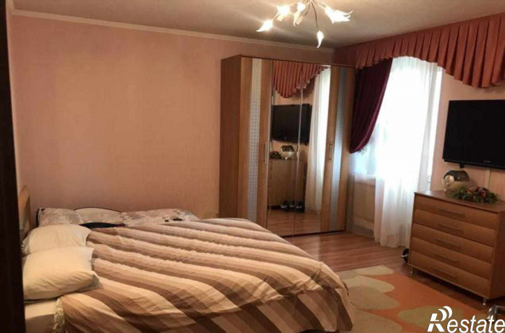 4-комн квартира улица Жмайлова, 6