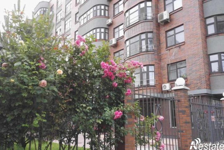 4-комн квартира улица Коминтерна, 82