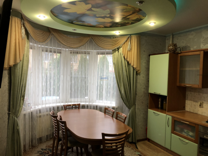 4-комн квартира Парижской Коммуны ул., 1А