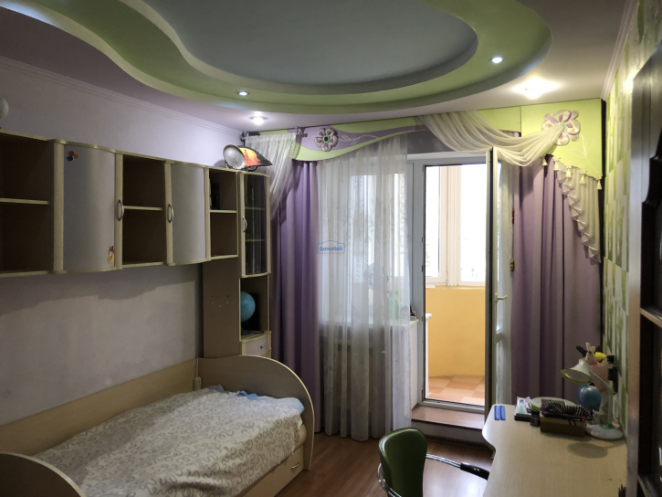 4-комн квартира Парижской Коммуны ул., 1А