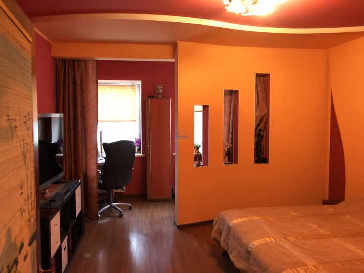 4-комн квартира Парижской Коммуны ул., 1А