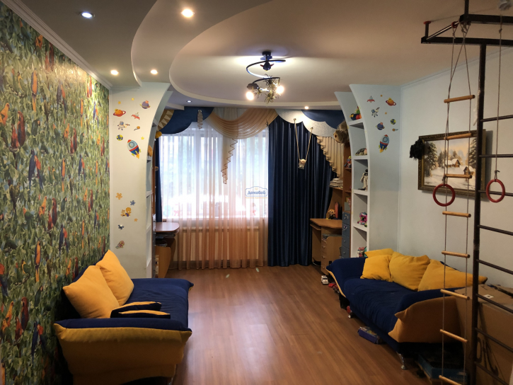4-комн квартира Парижской Коммуны ул., 1А