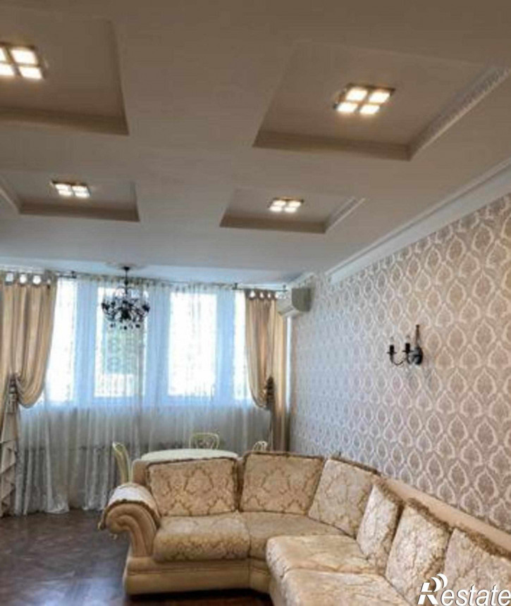 3-комн квартира улица Закруткина, 2/2