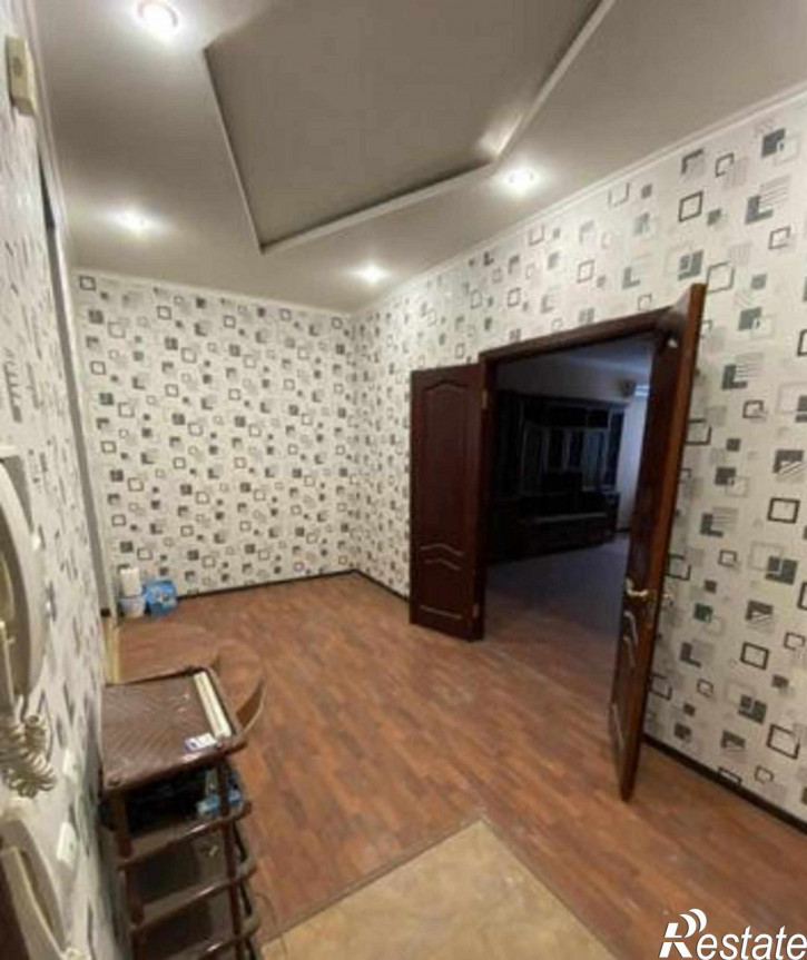 4-комн квартира улица Жмайлова, 27