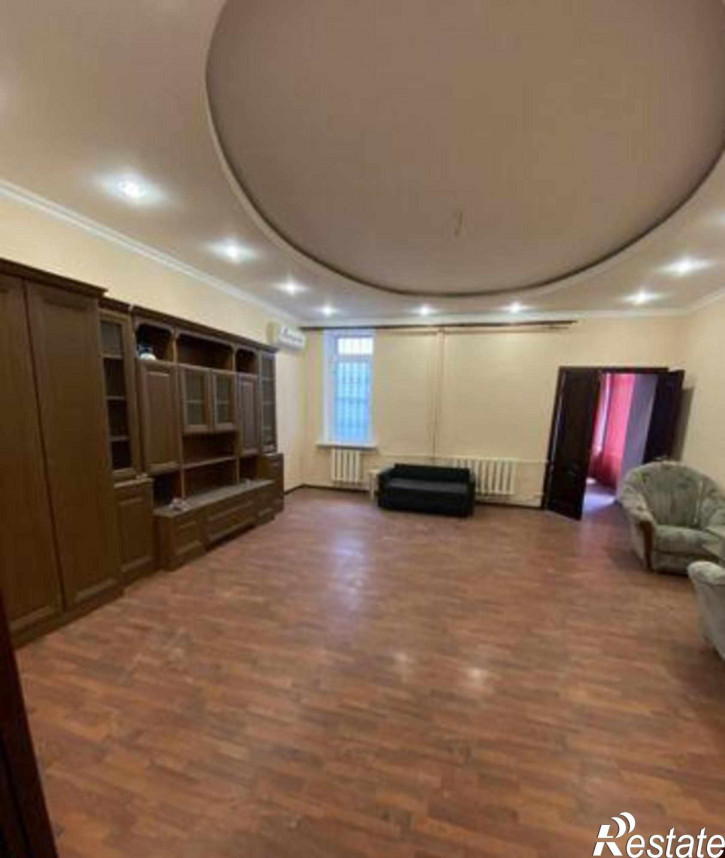 4-комн квартира улица Жмайлова, 27