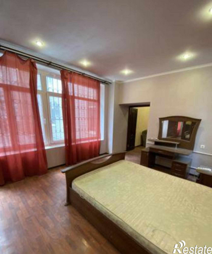4-комн квартира улица Жмайлова, 27
