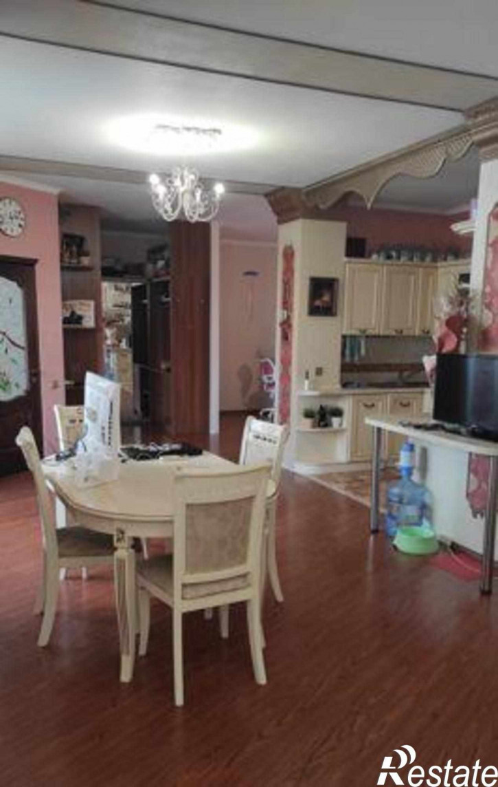 3-комн квартира улица Закруткина, 2/2