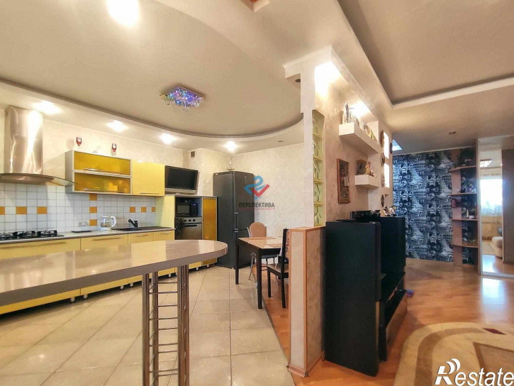 3-комн квартира проспект Строителей, 156А