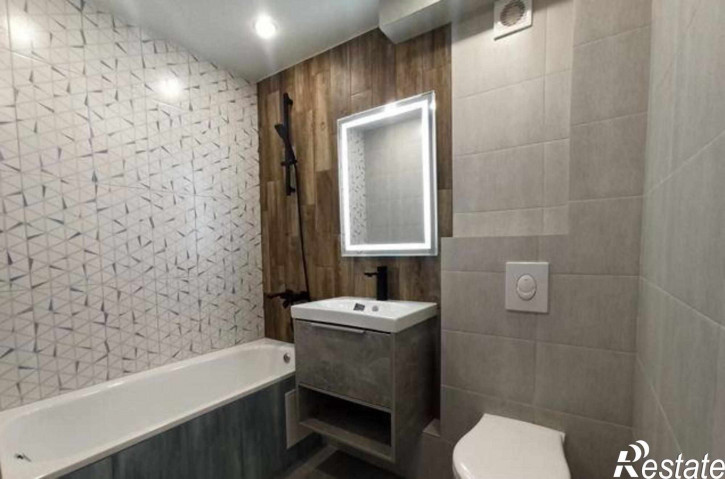 2-комн квартира улица Варфоломеева, 248
