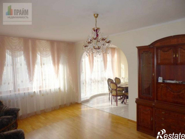 4-комн квартира б-р Строителей,28/1