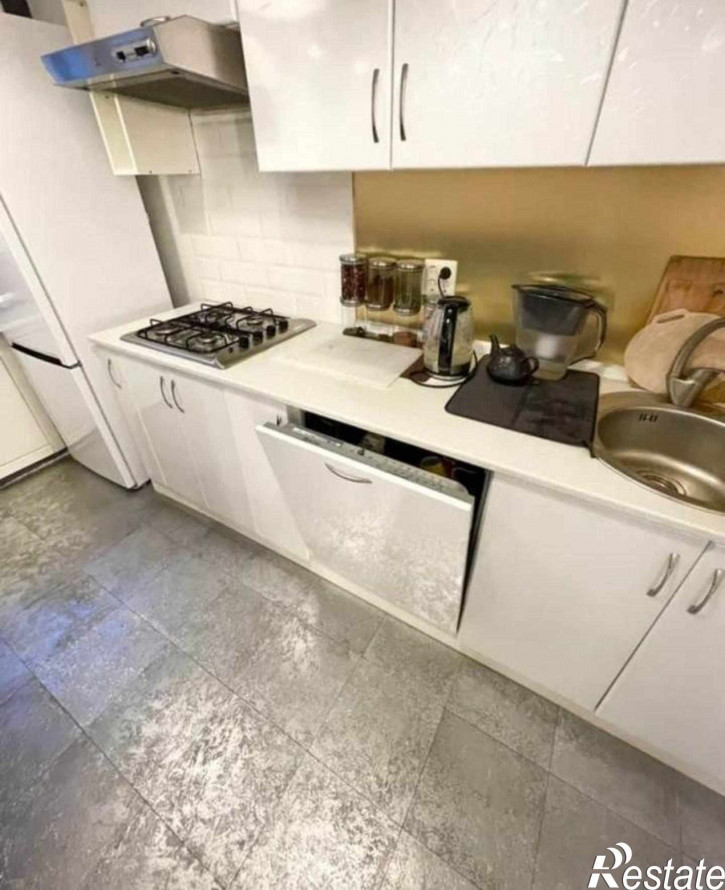 2-комн квартира Комиссарова ул, 18