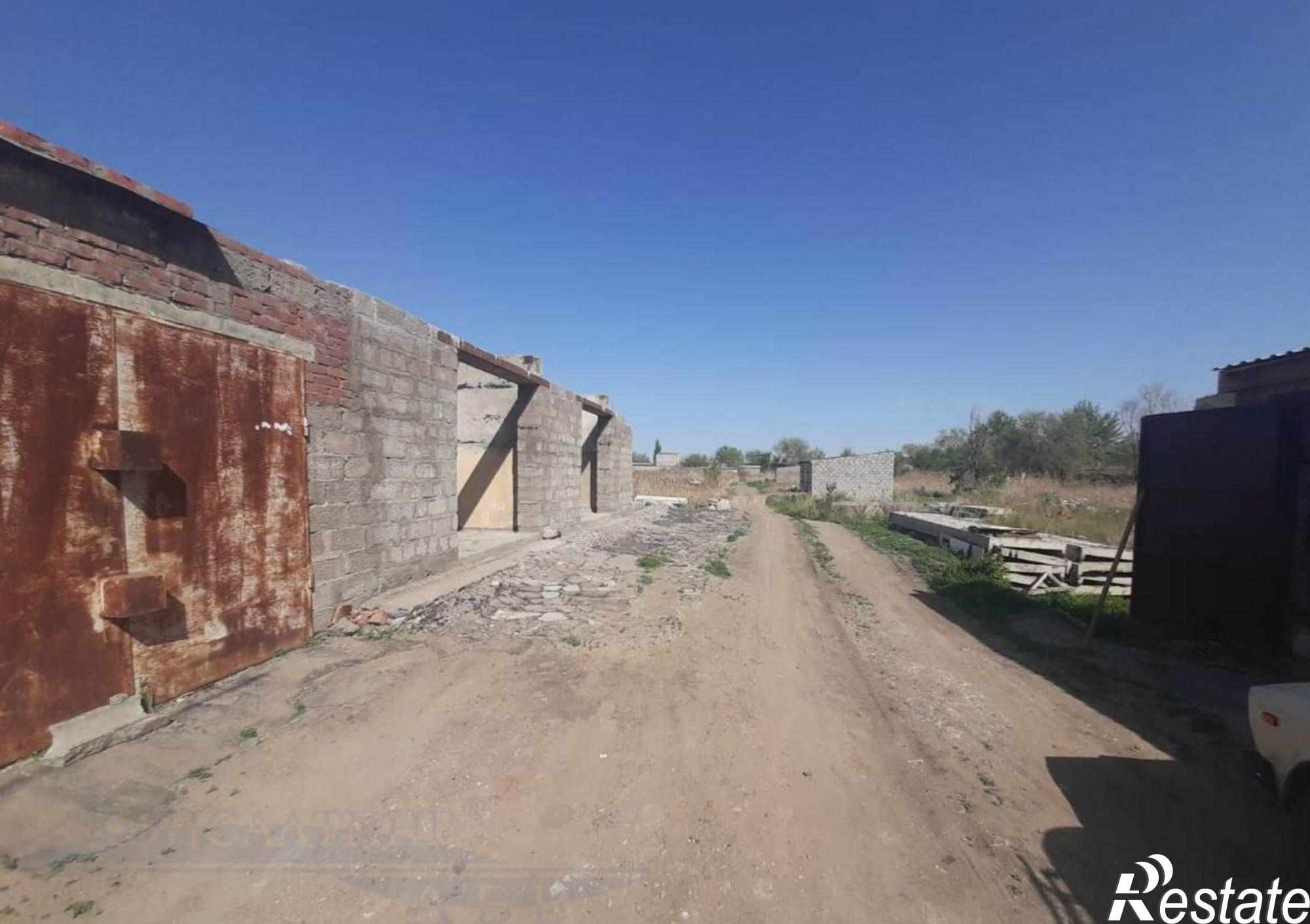 Купить гараж, место в паркинге за 140 000 рублей на г. Астрахань, Ленинский район, ул. Аксакова, д. 11