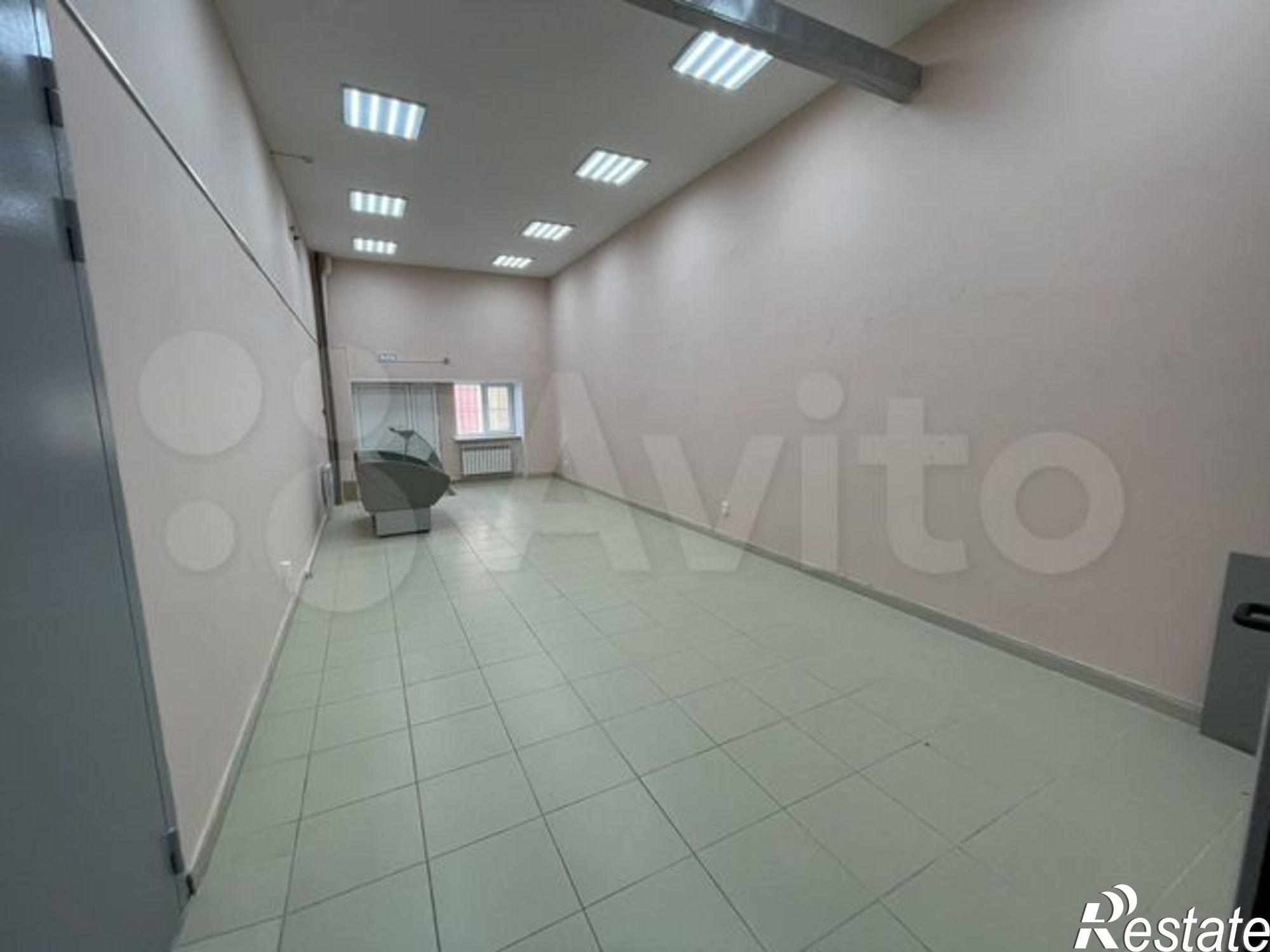 Сдать торговое помещение за 500 рублей на улица Строителей, 31