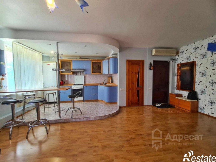 3-комн квартира ул. Нарвская,  д.8