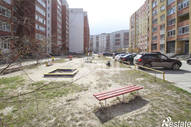 3-комн квартира Депутатская, 80