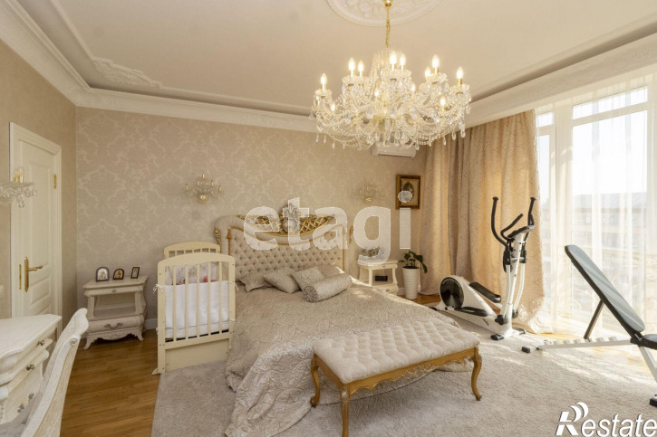 3-комн квартира Короленко, 12