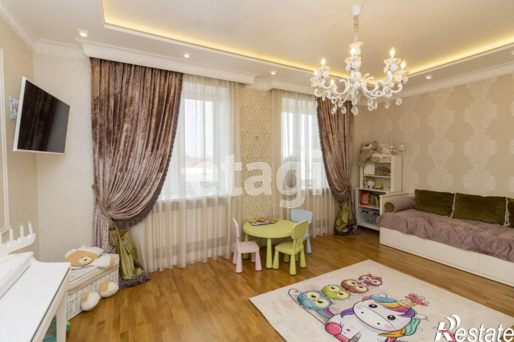 3-комн квартира Короленко, 12