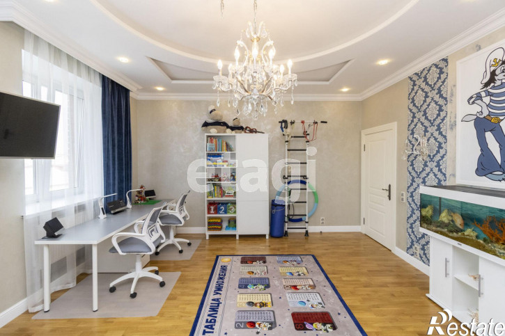 3-комн квартира Короленко, 12