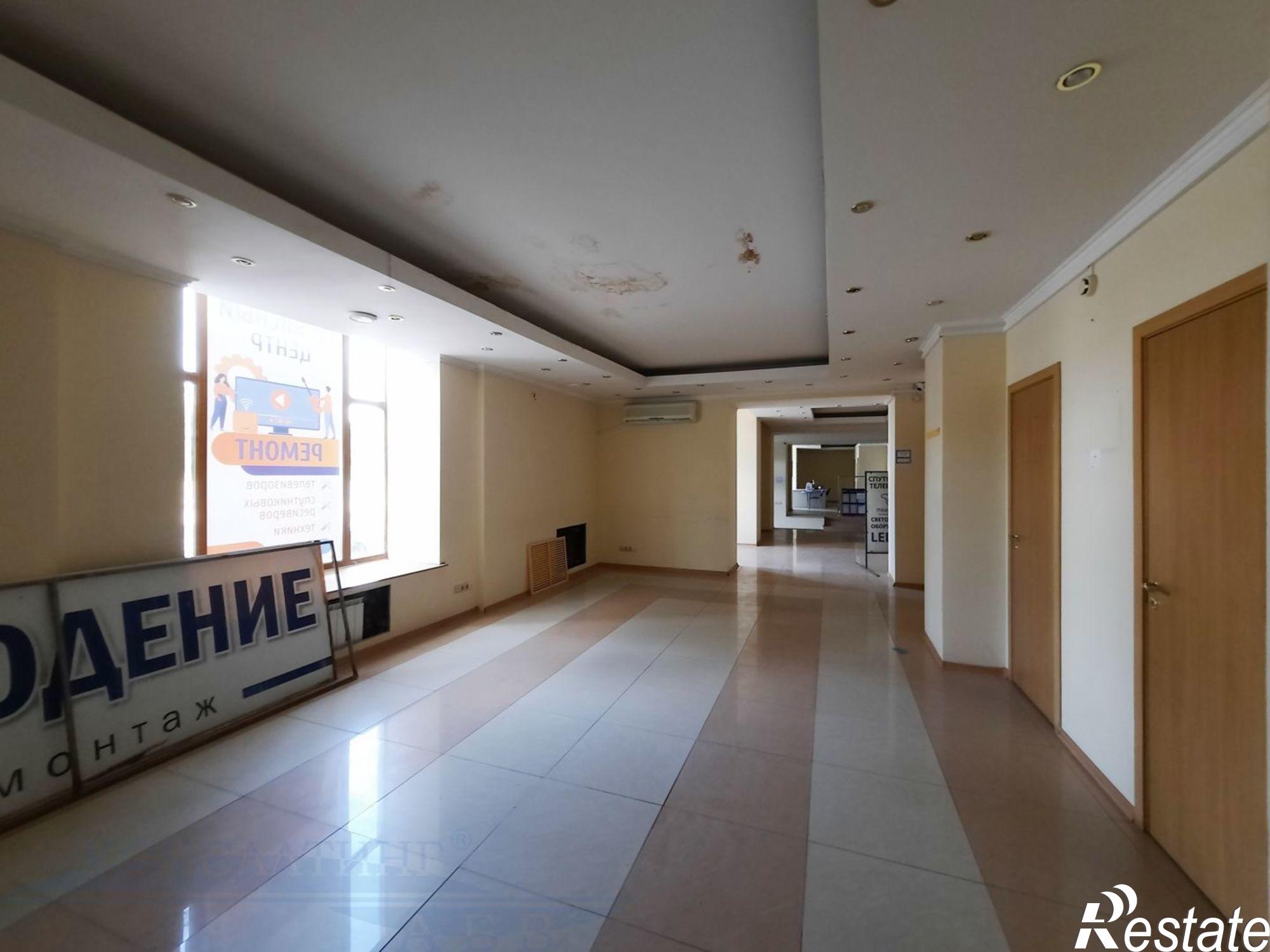 Сдать помещение свободного назначения за 209 300 рублей на г. Астрахань, Кировский район, пл. Ленина, 10