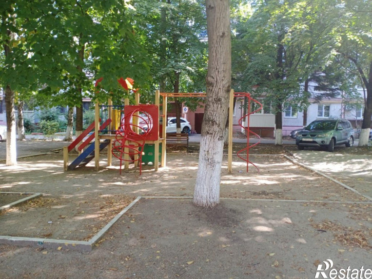 4-комн квартира Благоева 23